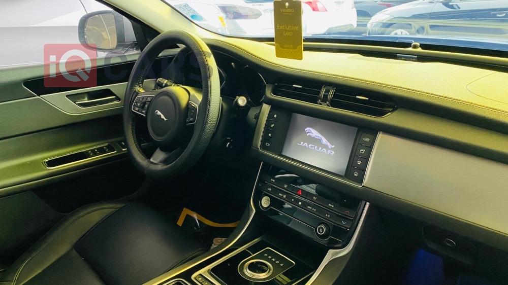 جاكوار XF